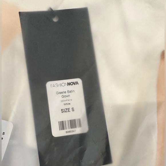 🌟 Fashion Nova Giselle Satin Gown - White - NWT 🌟 - Picture 7 of 7